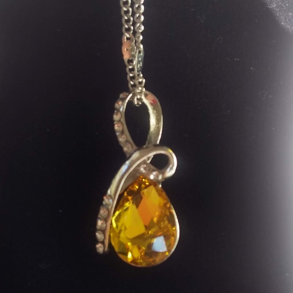 Yellow crystal pendant NWOT